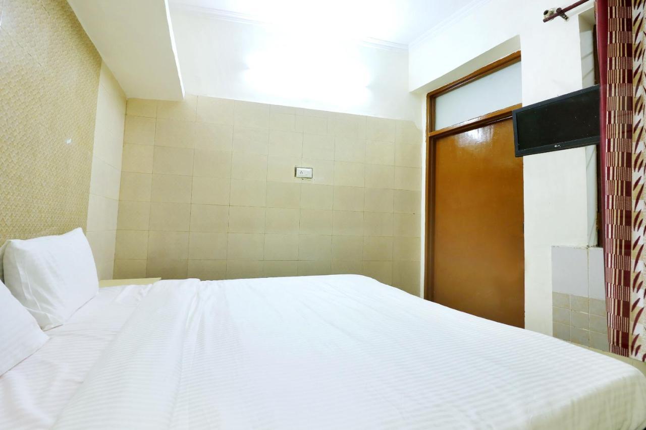 Spot On 44679 Hotel Samrat Sohāna Extérieur photo