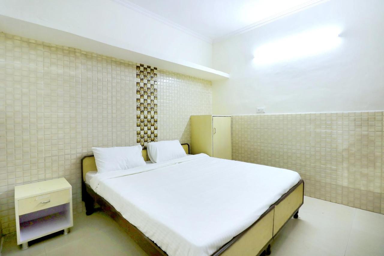 Spot On 44679 Hotel Samrat Sohāna Extérieur photo