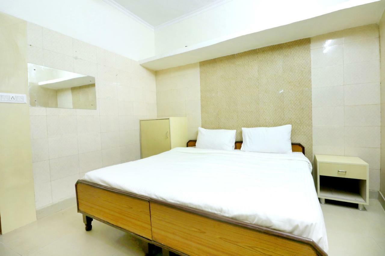 Spot On 44679 Hotel Samrat Sohāna Extérieur photo