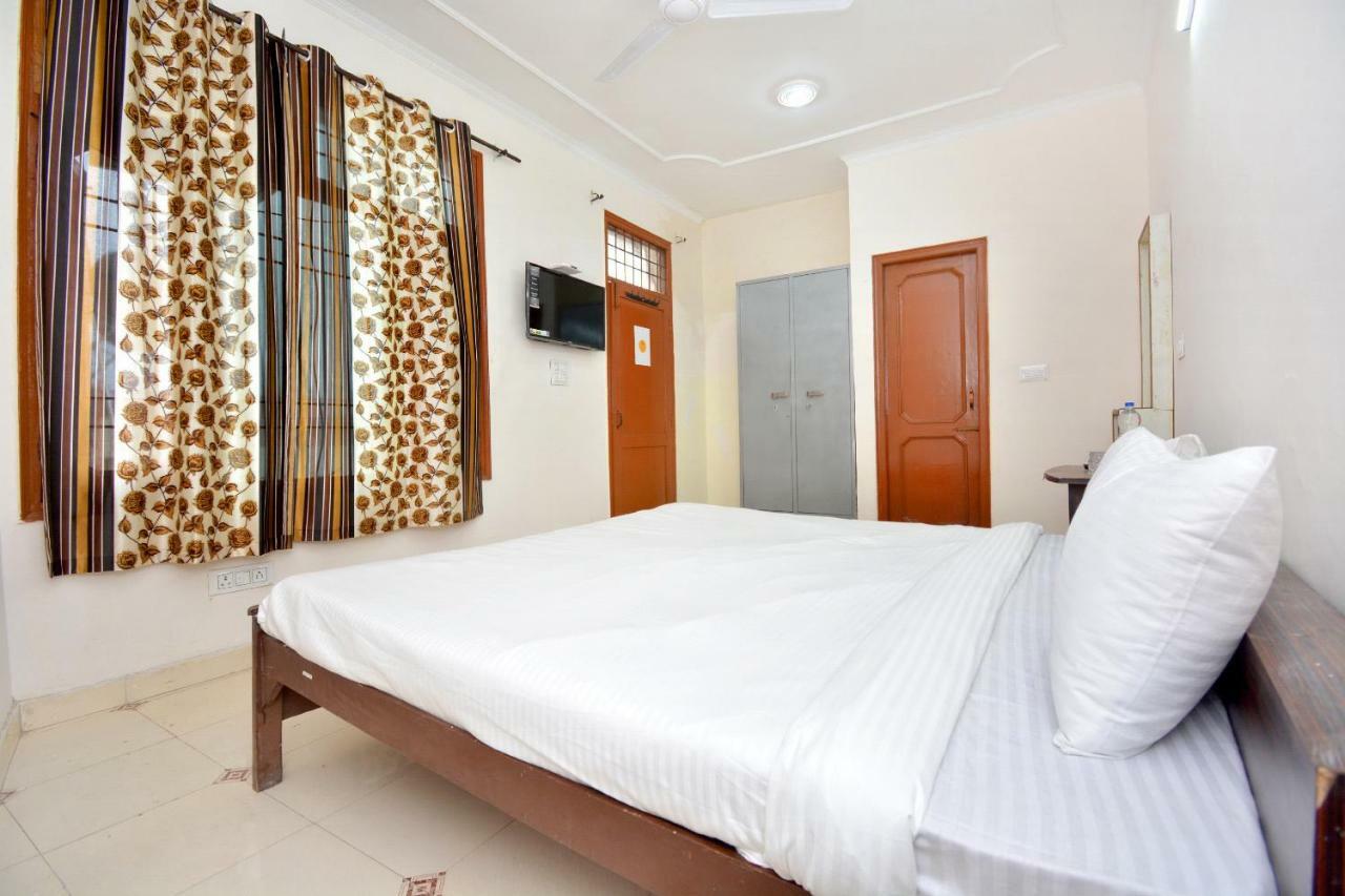 Spot On 44679 Hotel Samrat Sohāna Extérieur photo